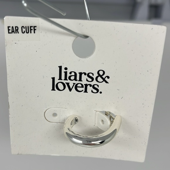 🎁 Liars & Lovers Silver Toned Ear Cuff - Picture 4 of 8